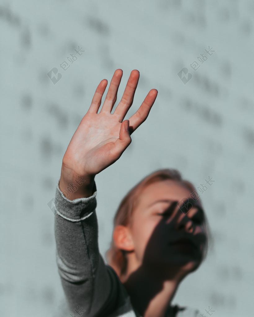 工作中 工作 办公室 会议 职场  手 手势 握手 击掌 胜利 建筑 大厦 建筑物 建设 地球 泥土 草地 操场 旅行 旅游 行程 度假 休闲 度假 假日  肖像 人物特写 画像 孩子 儿童 童真  音乐 音乐会 演唱会 书 书籍 阅读 秋天 秋日 手表 腕表 时间 观察 自然 环境 白色 浅色 黑白 简单 清新 女性 女士 美丽 女人 一个女人