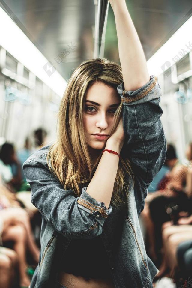 地跌里的金发美女背景图片