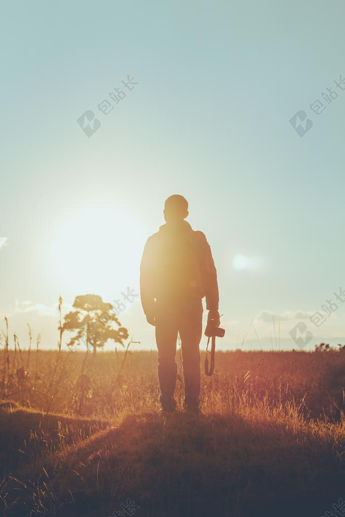 工作中 工作 办公室 会议 职场 夜晚 晚上 黑夜 黑暗 灯光 霓虹灯  日落 夕阳 太阳 营销 推广 商务 市场 策划 幸福 快乐 高兴 家庭 甜蜜 全身像 工作 职业 职场 商务 男士 男性 男人