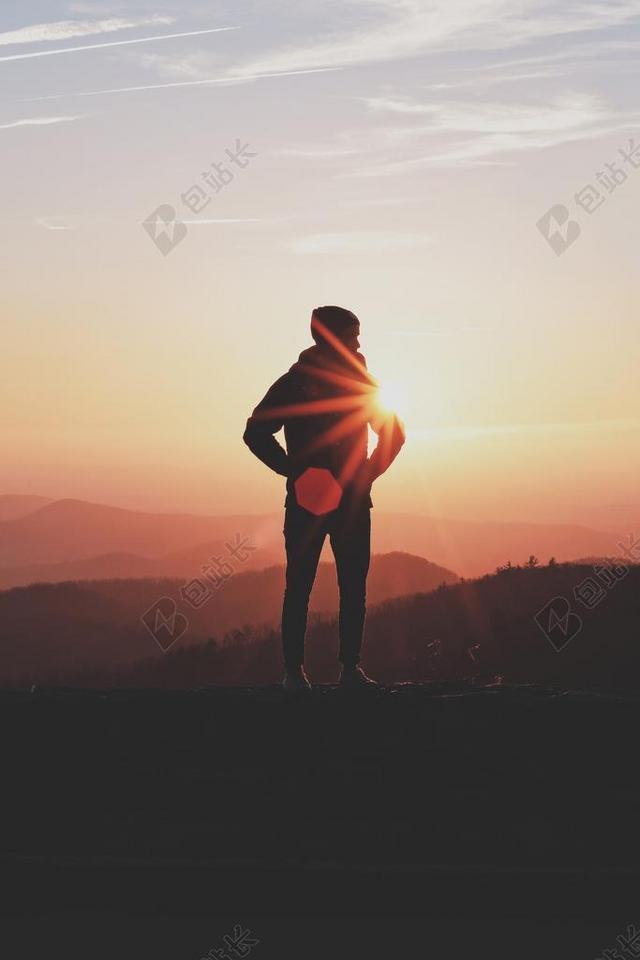 清晨的太阳和探险者背景图片