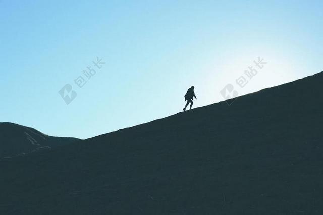 山坡上的探险者背景图片