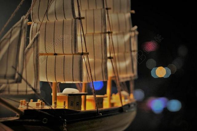 办公室 工作室 工作 职场 夜晚 晚上 黑夜 黑暗 灯光 霓虹灯 灯光 光线 激光 打火机 冒险 探险 远足 度假 旅游 休闲 挑战 极限运动 学习 研究  书籍