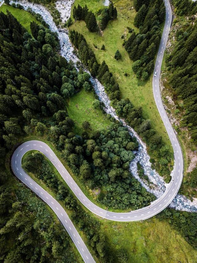 绿色森林间的公路背景图片
