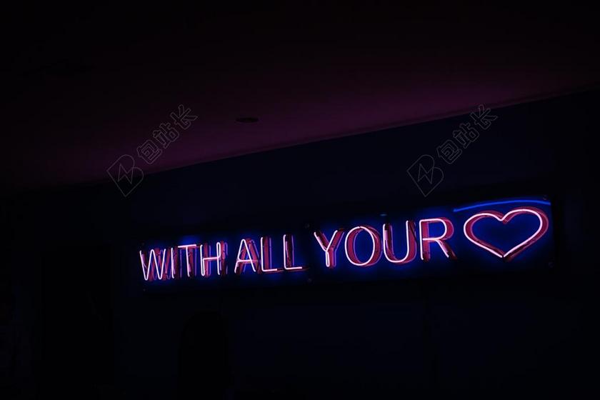 夜晚紫色的霓虹灯招牌背景图片