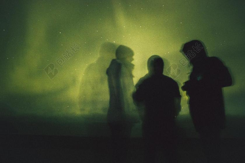 绿色的极光和游客背景图片
