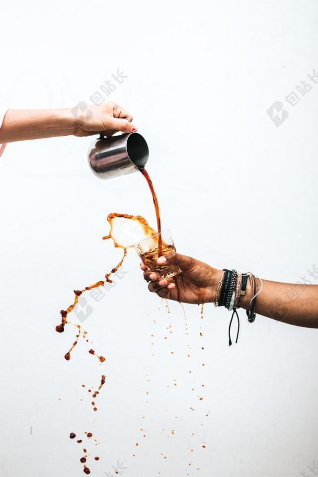 手中的茶杯和棕色的咖啡背景图片