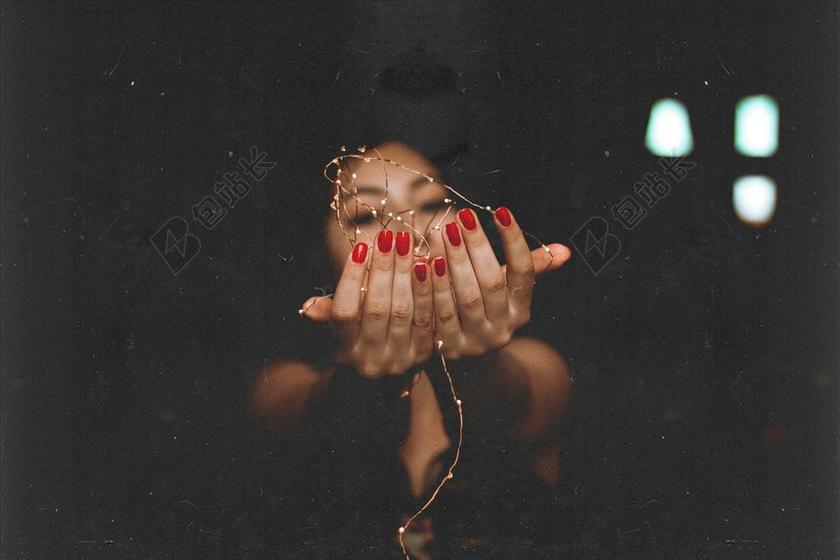 手 手势 握手 击掌 胜利 灯光 光线 激光 打火机 头发 毛发 毛 头部 开心 喜悦 笑话 开怀大笑 室内 室内装修 装潢 艺术设计 家装 肖像 人物特写 画像 女孩 少女 姑娘 美丽 秋天 秋日  自然 环境 全身像 人物 人群 风土人情 女性 女士 美丽 女人 一个女人