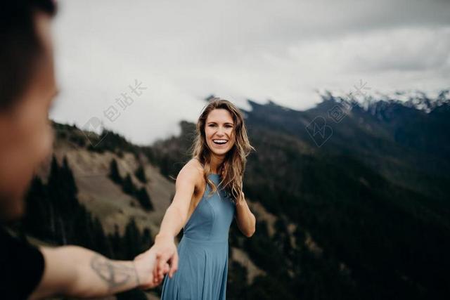 手 手势 握手 击掌 胜利 山 山峰 顶峰 景色 购物 商场 流行 时尚 美丽 婚礼 喜庆 庆祝 节日 婚姻 爱人 恋人 情侣 爱情 恋爱 恋人 情人 情侣 浪漫 酒店 饭店 旅馆 旅店 出差 旅游 商场 店铺 商家 购物 微笑 莞尔一笑 甜蜜 肖像 人物特写 画像 情侣 伴侣 爱情 树木 丛林 森林 女孩 少女 姑娘 美丽 音乐 音乐会 演唱会 自然 环境 可爱的  全身像 云 云朵 天空 树 树木 树林 森林 活力 男士 男性 男人 山 山峦 山峰