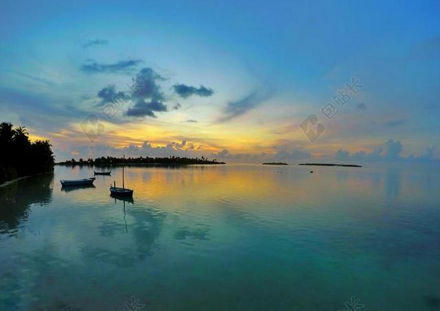 美丽的海面和小船背景图片