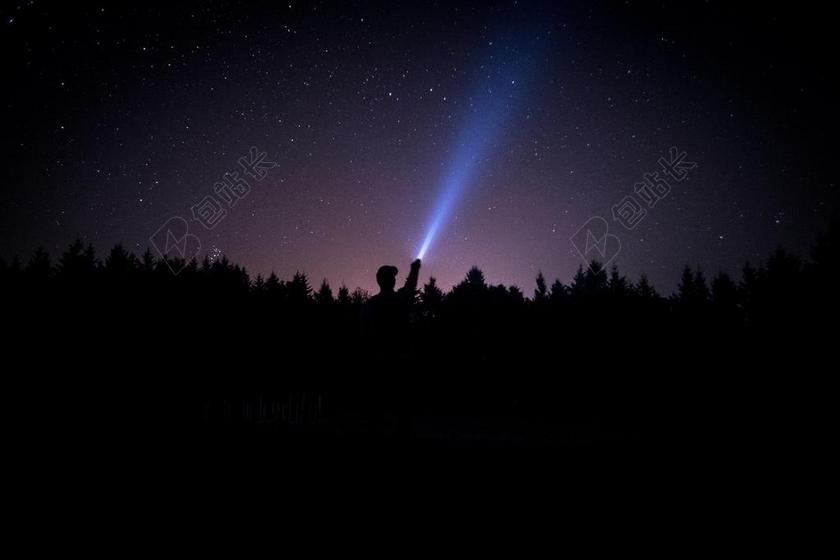 星空 太空 空间 星空 星星 闪光 明星  夜晚 晚上 黑夜 黑暗 灯光 霓虹灯 家 家园 家居 故乡 美丽 休闲 肖像 人物特写 画像 天空 秋天 秋日 全身像 活力 加拿大 城市 城市生活 现代化 树 树木 树林 森林 男士 男性 男人 黑色 暗色 黑白 昏暗