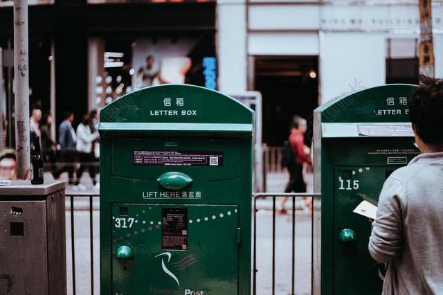 绿色的电话亭和男人背景图片