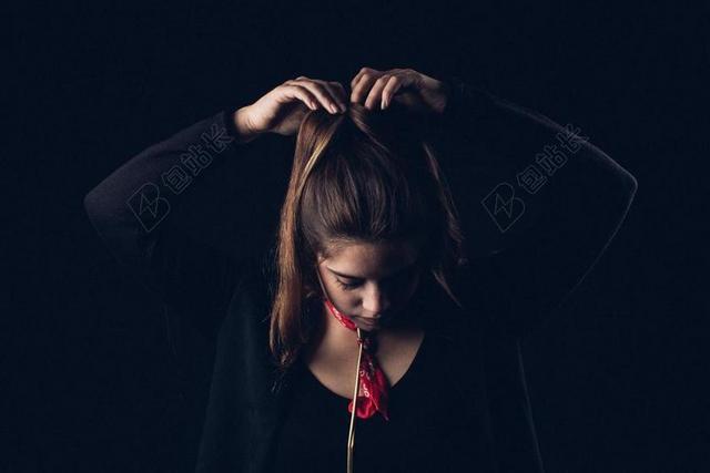 手 手势 握手 击掌 胜利 美女 丽人 优雅 美丽 漂亮 女孩 女人 女性 头发 毛发 毛 头部 全身像 人物 人群 风土人情  女性 女士 美丽 女人 一个女人  黑色 暗色 黑白 昏暗