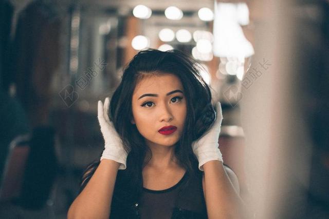 手 手势 握手 击掌 胜利  夜晚 晚上 黑夜 黑暗 灯光 霓虹灯  城市 都市 时尚 现代化 美女 丽人 优雅 美丽 漂亮 女孩 女人 女性 灯光 光线 激光 打火机 头发 毛发 毛 头部 婚礼 喜庆 庆祝 节日 婚姻 爱人 恋人 情侣 复古 酿酒 古典 收获 幸福 快乐 高兴 家庭 甜蜜 老人 智者 老者 肖像 人物特写 画像 全身像 女性 女士 美丽 女人 一个女人