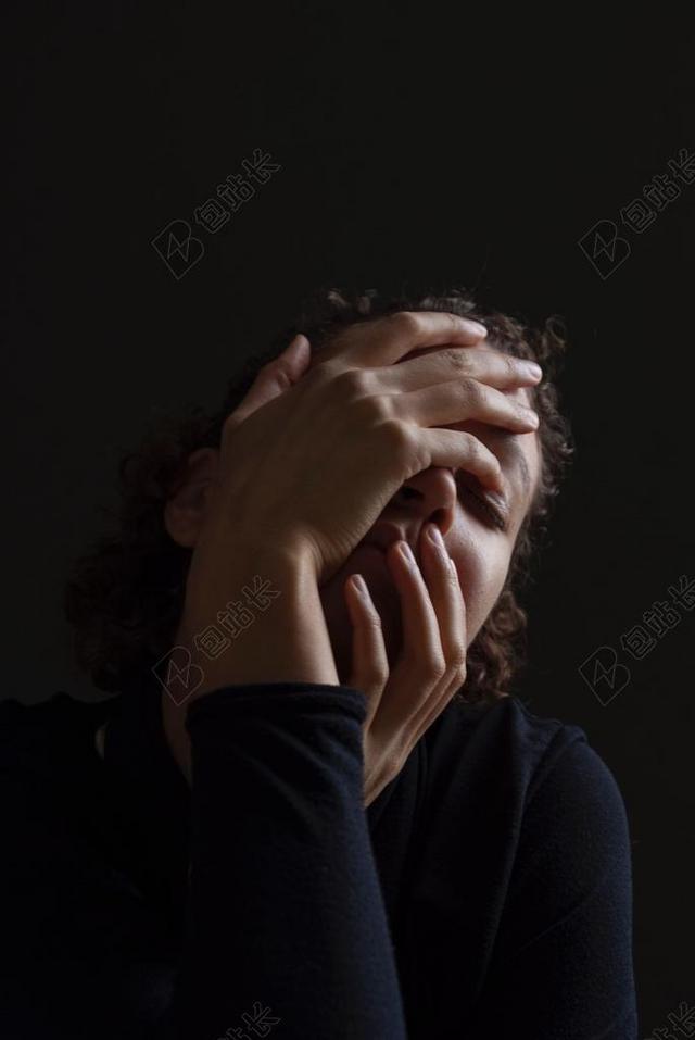 手 手势 握手 击掌 胜利  星空 星星 闪光 明星 伤心 悲伤 忧郁 忧伤 肖像 人物特写 画像 全身像 人物 人群 风土人情 活力 黑色 暗色 黑白 昏暗