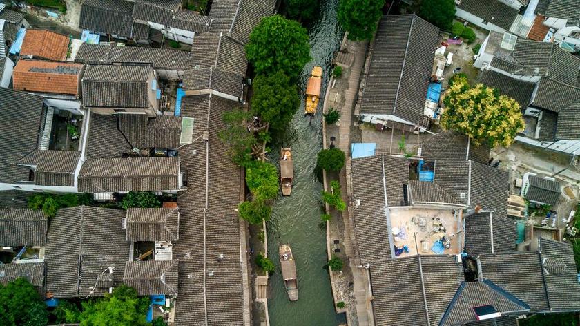 建筑 大厦 建筑物 建设  城市 都市 时尚 现代化 道路 旅途 路途 户外 街道 公路 房子 房间 住宅 朋友 友谊 友情  老人 智者 老者  天空 海 海水 大海 雨 下雨 惬意  树 树木 树林 森林 上海 中国 中国 文化 东方 亚洲 建筑 结构 建筑物 建筑学