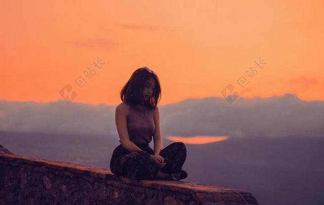 清晨墙上的女人背景图片