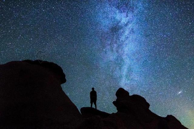 星空 星星 闪光 明星        星空 太空 空间 夜晚 晚上 黑夜 黑暗 灯光 霓虹灯  山 山峰 顶峰 景色 天空 人物 人群 风土人情 男士 男性 男人 山 山峦 山峰