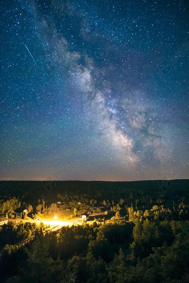 星空 星星 闪光 明星  星空 太空 空间 夜晚 晚上 黑夜 黑暗 灯光 霓虹灯 创意 艺术 个性 冒险 探险 远足 度假 旅游 休闲 挑战 极限运动  天空 夏日 夏季 热情  树木 丛林 森林 全身像 手表 腕表 时间 观察 云 云朵 天空 树 树木 树林 森林 活力 服装 服饰 流行