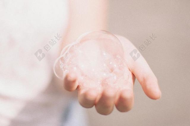 女人手上透明的泡泡背景图片