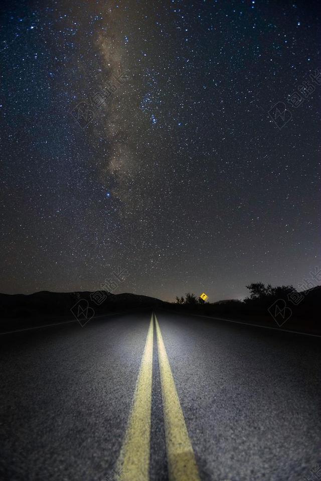 星空 星星 闪光 明星 星空 太空 空间  夜晚 晚上 黑夜 黑暗 灯光 霓虹灯 道路 旅途 路途 户外 街道 公路 冒险 探险 远足 度假 旅游 休闲 挑战 极限运动 天空