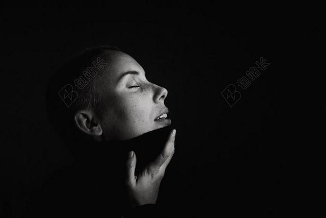 黑暗里的女人背景图片