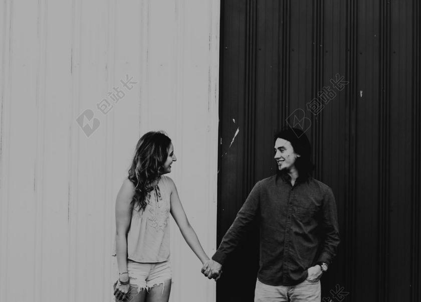 手 手势 握手 击掌 胜利 婚礼 喜庆 庆祝 节日 婚姻 爱人 恋人 情侣 爱情 恋爱 恋人 情人 情侣 浪漫 微笑 莞尔一笑 甜蜜 情侣 伴侣 爱情 肖像 人物特写 画像 可爱的  白色 浅色 黑白 简单 清新 黑色 暗色 黑白 昏暗  女性 女士 美丽 女人 一个女人