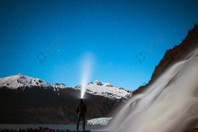 星空 太空 空间  星空 星星 闪光 明星 夜晚 晚上 黑夜 黑暗 灯光 霓虹灯 灯光 光线 激光 打火机 山 山峰 顶峰 景色 天空 活力 雨 下雨 惬意 男士 男性 男人  山 山峦 山峰