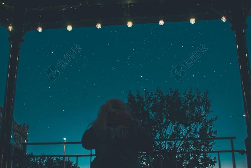 星空 太空 空间  星空 星星 闪光 明星  夜晚 晚上 黑夜 黑暗 灯光 霓虹灯  灯光 光线 激光 打火机 创意 艺术 个性 爱情 恋爱 恋人 情人 情侣 浪漫 肖像 人物特写 画像 女孩 少女 姑娘 美丽  树木 丛林 森林 全身像 可爱的  人物 人群 风土人情