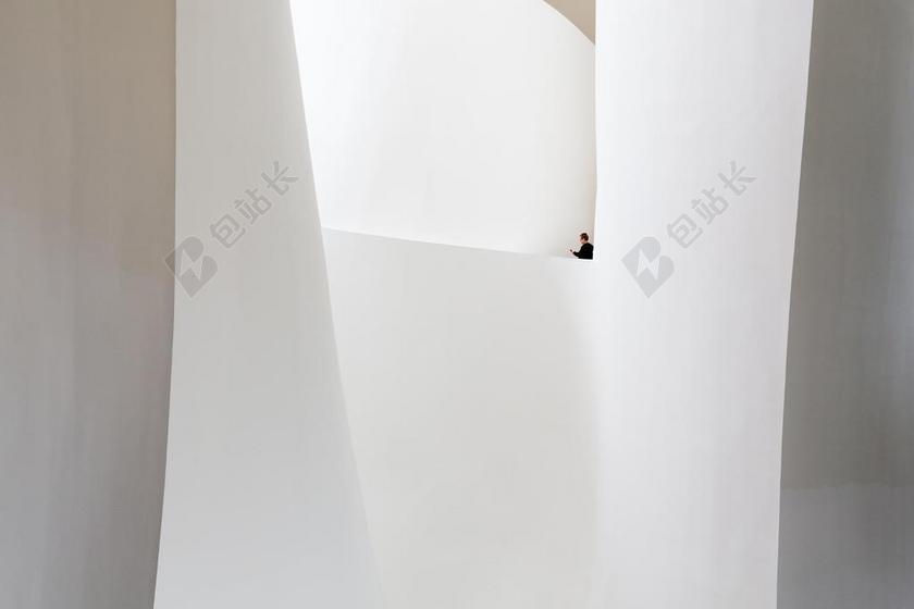 太空 空间 墙 围墙 表面 隔阂 背景  纹理 组织 材料 花纹 人物 人群 风土人情 男士 男性 男人  白色 浅色 黑白 简单 清新 女性 女士 美丽 女人 一个女人 建筑 结构 建筑物 建筑学