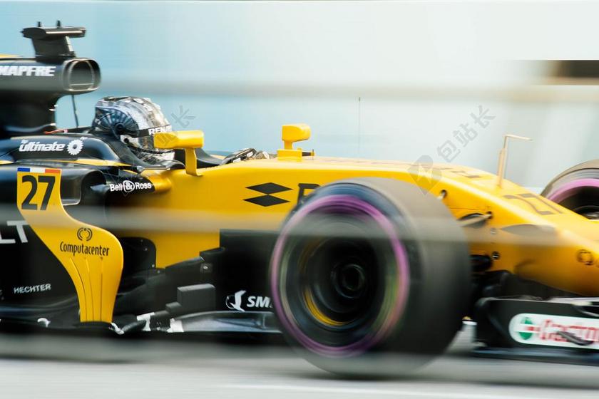 赛道上飞驰的赛车背景图片