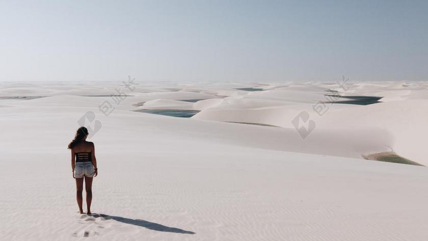 太空 空间 美女 丽人 优雅 美丽 漂亮 女孩 女人 女性 天空 沙滩 海滩  女孩 少女 姑娘 美丽 自然 环境 全身像 女性 女士 美丽 女人 一个女人 白色 浅色 黑白 简单 清新