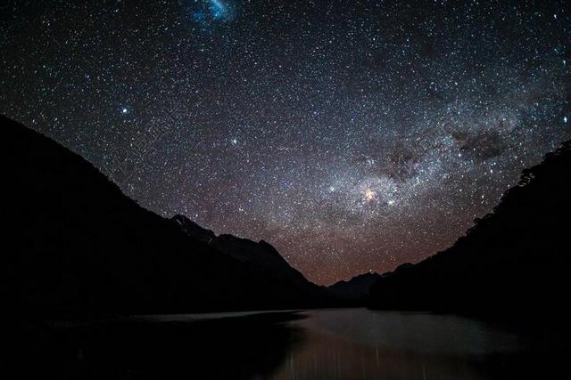 黑色的山脉和美丽的星空背景图片