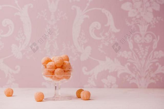 桌子上杯子里的糖果背景图片