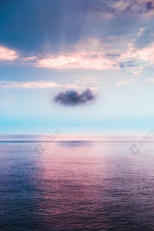 金色的云和海面背景图片