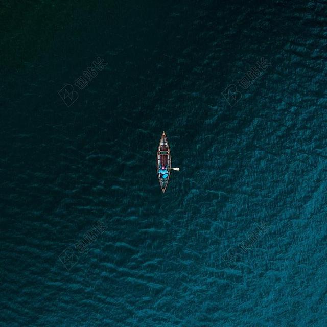 蓝色海面上的小船背景图片