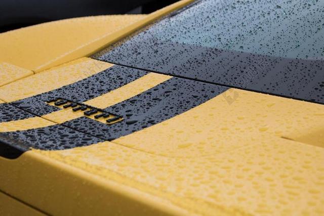 汽车 车 小汽车 轿车 跑车 雨 下雨 忧郁 运动 健身 嬉戏 户外运动 冒险  云 云朵 天空 雨 下雨 惬意 活力 男士 男性 男人 黑色 暗色 黑白 昏暗