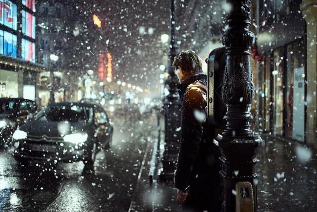 夜晚的白雪和男人背景图片