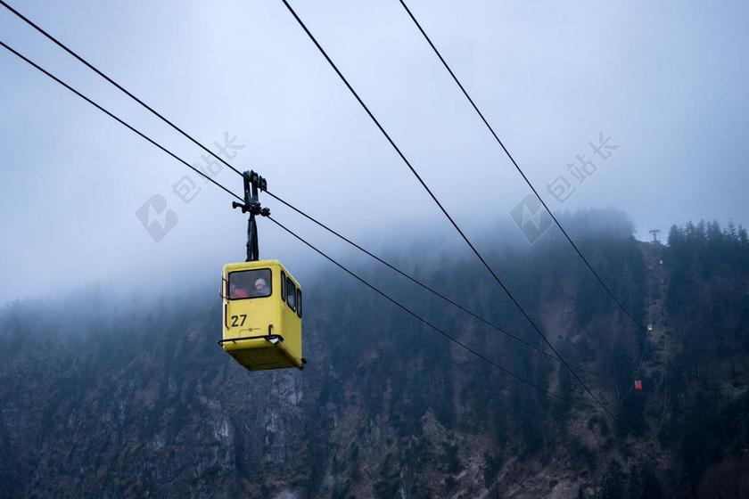 白色的雾气和缆车背景图片