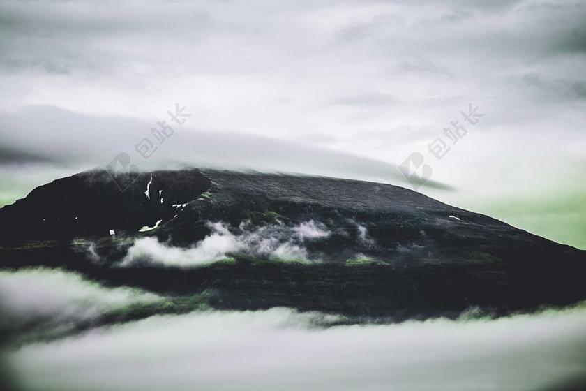 风景 风光 美景 田园 山水  地球 泥土 草地 操场  美女 丽人 优雅 美丽 漂亮 女孩 女人 女性  山 山峰 顶峰 景色 旅行 旅游 行程 度假 休闲 度假 假日 冒险 探险 远足 度假 旅游 休闲 挑战 极限运动 自然 环境 云 云朵 天空  雨 下雨 惬意 山 山峦 山峰