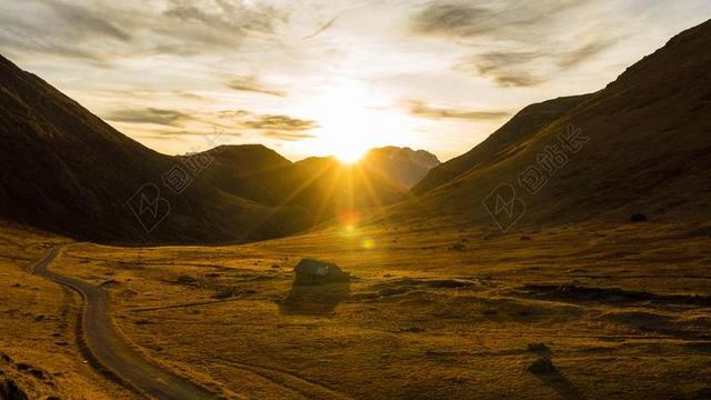 清晨的太阳和草原背景图片