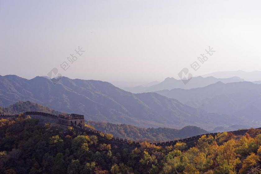 风景 风光 美景 田园 山水 山 山峰 顶峰 景色 墙 围墙 表面 隔阂 背景 旅行 旅游 行程 度假 休闲 度假 假日 树木 丛林 森林 秋天 秋日 云 云朵 天空 树 树木 树林 森林 中国 文化 东方 亚洲