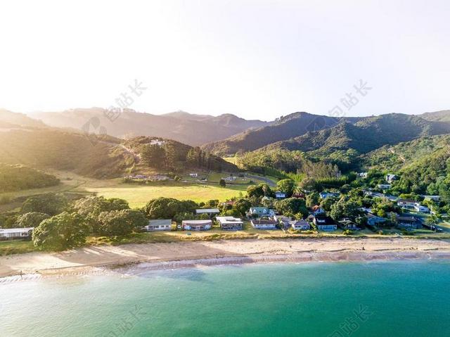 阳光下美丽的海湾背景图片