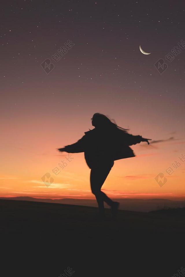 傍晚跳舞的女人背景图片