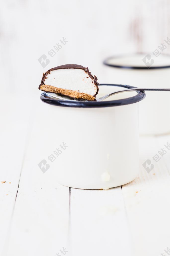 白色桌子上的茶杯和面包背景图片