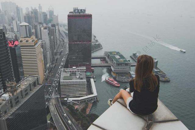 屋顶的女人背影背景图片