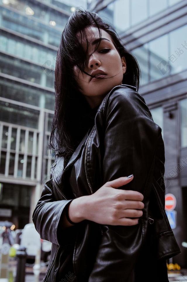 手 手势 握手 击掌 胜利 美女 丽人 优雅 美丽 漂亮 女孩 女人 女性 雨 下雨 忧郁  时尚 流行 个性 城市 肖像 人物特写 画像 女孩 少女 姑娘 美丽 全身像 人物 人群 风土人情