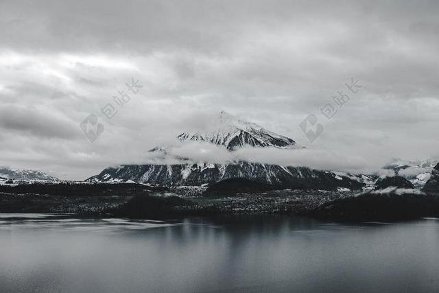 星空 星星 闪光 明星 风景 风光 美景 田园 山水 山 山峰 顶峰 景色  墙 围墙 表面 隔阂 背景 冬季 冬天 新年 海 海水 大海 自然 环境 雨 下雨 惬意 黑色 暗色 黑白 昏暗 山 山峦 山峰
