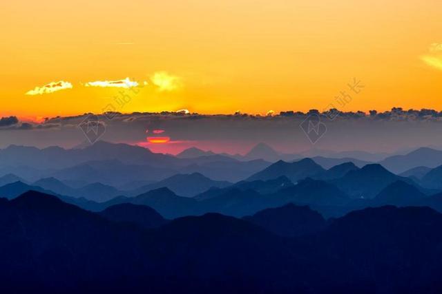 星空 星星 闪光 明星 日落 夕阳 太阳 地球 泥土 草地 操场 山 山峰 顶峰 景色 爱情 恋爱 恋人 情人 情侣 浪漫 计算机 电脑 信息科技 可爱的 自然 环境 云 云朵 天空 山 山峦 山峰