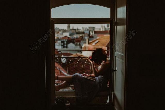 窗口休息的女人背景图片