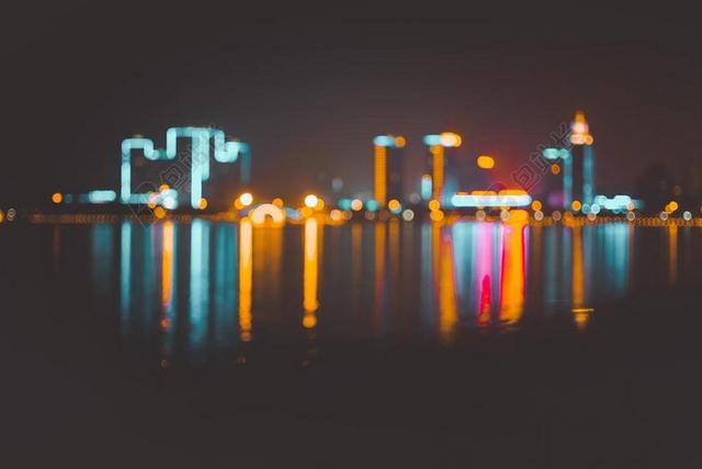 夜晚都市的灯光和湖水背景图片